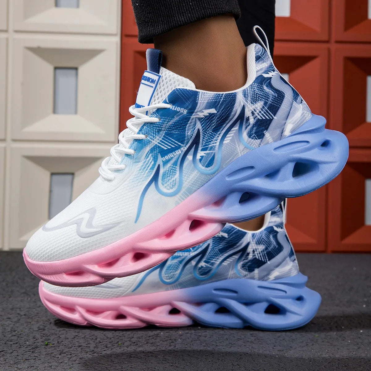 Lace-up breathable tennis shoes