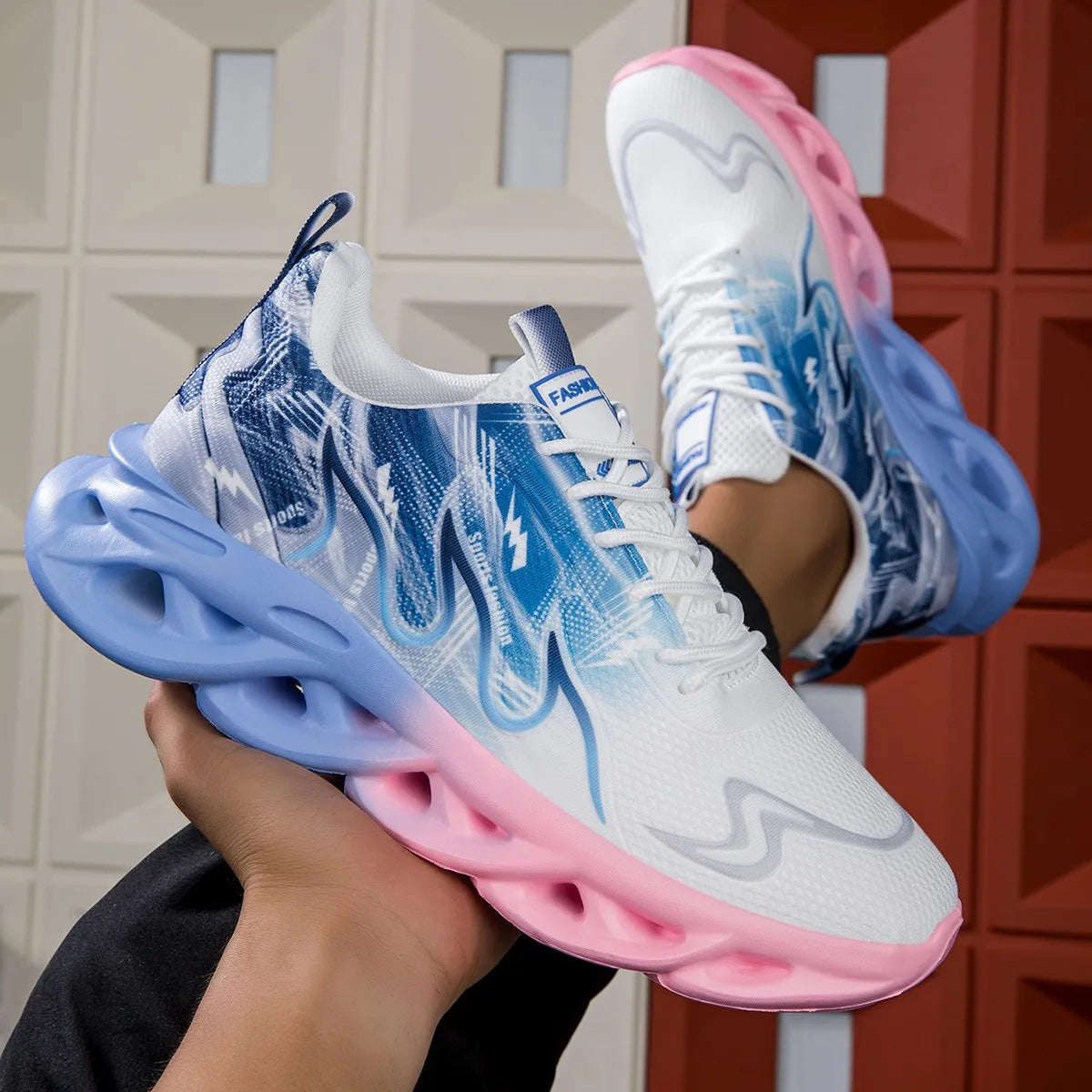 Lightweight and comfortable running sneakers